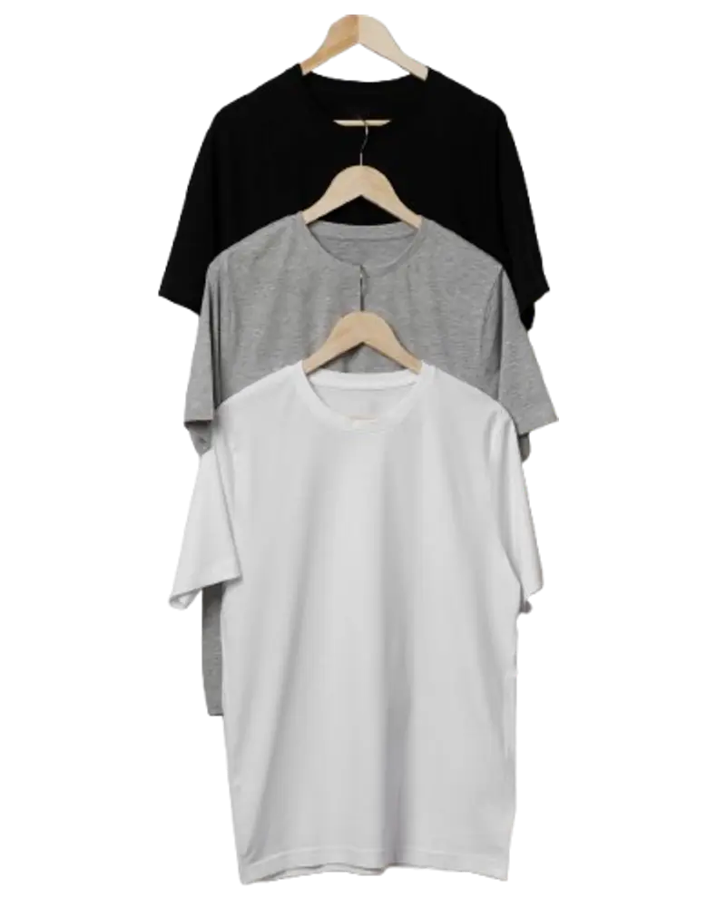 Bekleidung – T-Shirts in Schwarz, Grau und Weiß auf Holzbügeln